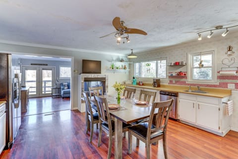 Kitchen | Dining Area | Dishware & Flatware Provided