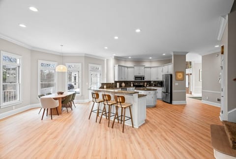 Open concept kitchen & breakfast area.