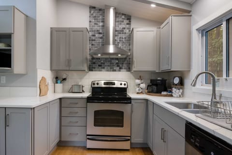 Kitchen w/ Quartz Countertops