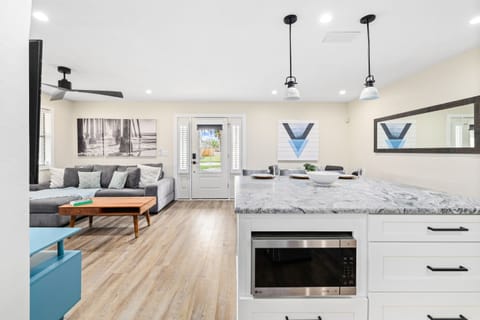 Open floorplan right as you walk in