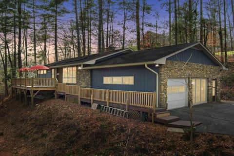 Cozy and comfy house sleeps 10 and only 10 min to Asheville located on 2 acres.