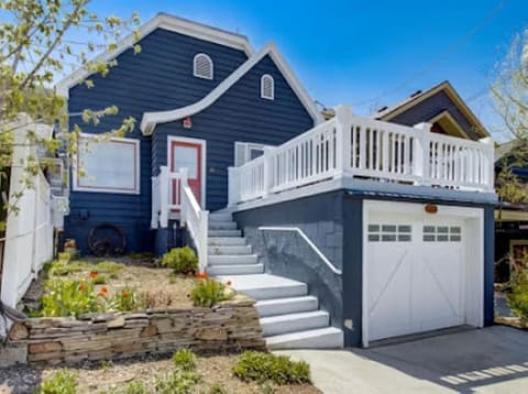 Remodeled Old Town home 50 yards to Town Lift with walkable ski access.