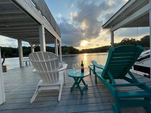 Sunset view over Lyons Creek at "Lyons Creek Hideaway" on beautiful Lake Gaston