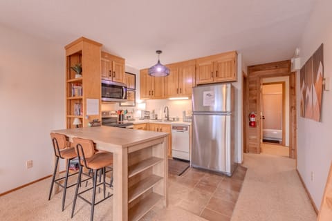 Open floor plan makes meals & entertaining easy. Space to store pantry items .
