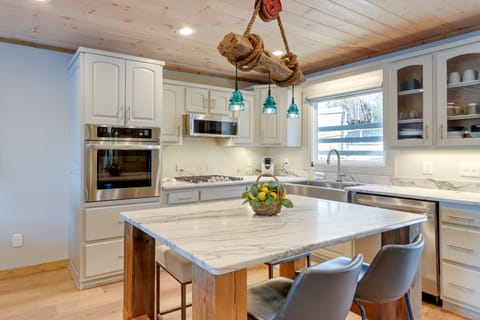 Kitchen | 1st Floor | K-Cup Coffee Maker | Dishwasher | Cooking Basics