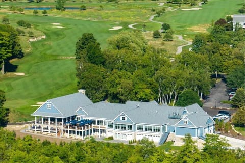 During your stay, you'll have privileged access to a range of amenities. Start your day with sumptuous dining at the club's exquisite restaurants, where every meal becomes a memorable experience. Overlooking the 18th green and the waters of Green Bay