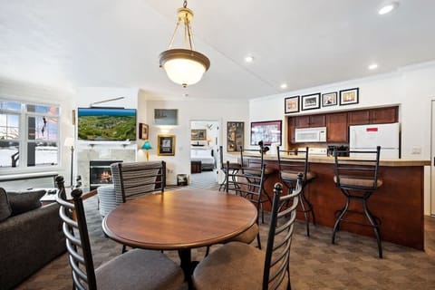 Club Cottage #7 boasts one king bedroom, a bedroom with two twin beds,  2 en suite bathrooms, with queen-sized pull out couch for additional guests. Enjoy amenities such as indoor fireplace, jacuzzi tub, in-unit washer and dryer and a well-stocked ki