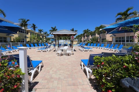 Barefoot Resort - Large, well maintained pool area