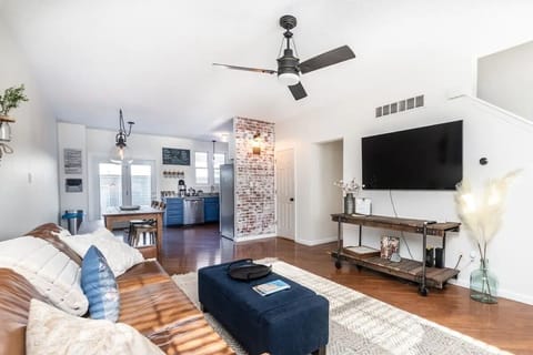Spacious living room & kitchen