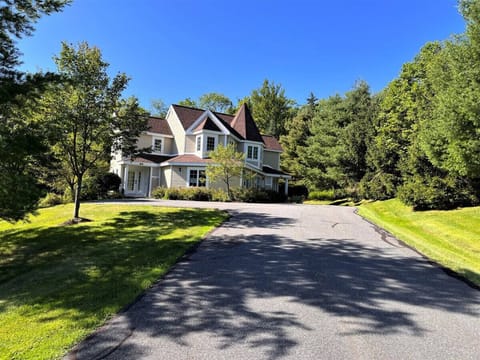 Townhome with free shuttle to the mountain at the end of the driveway