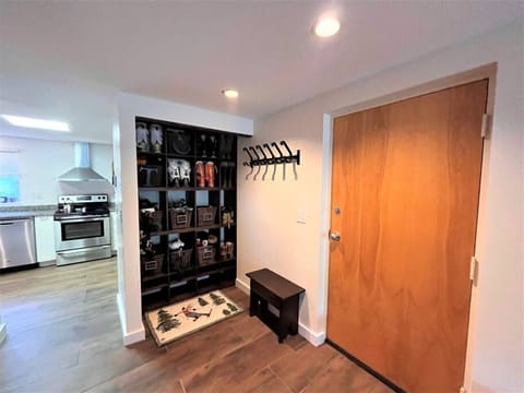 Entry area with cubes for all your belonging.