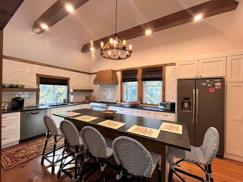 Beautiful kitchen for all your cooking and baking needs.