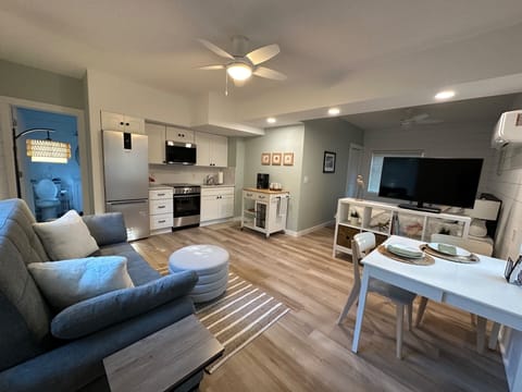 Newly renovated studio apt steps from the beach!