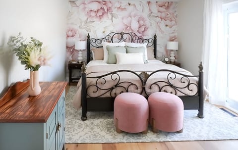 The ‘Pinot Primary’ room features a king bed, ensuite bathroom & private deck.