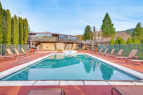 Sultan Vacation Rental | 3BR | 4BA | 10,300 Sq Ft | Step-Free Access Via Ramp