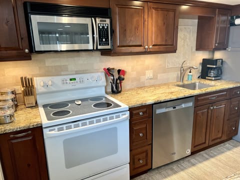 Electric stove/oven and dishwasher