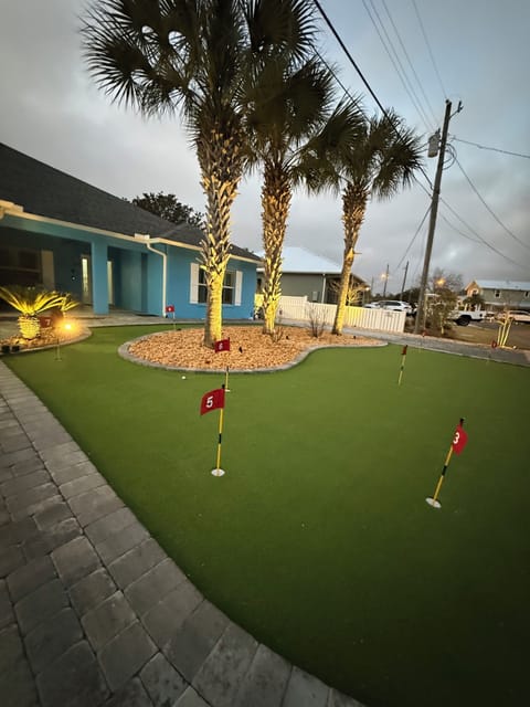 Play a 9-hole minigolf from your front yard