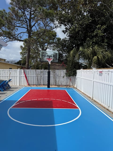 Enjoy the outdoor activity such as basketball, pickle ball, badminton etc. 