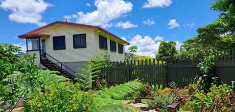 1 bedroom upstairs apartment with mountain and paddock views