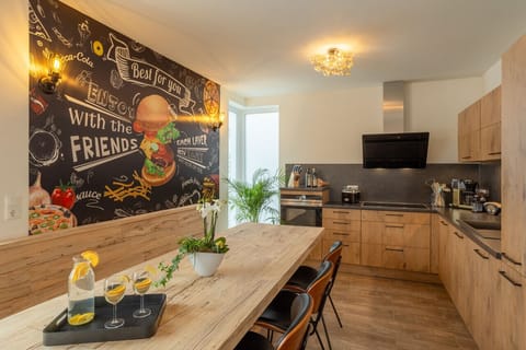 Sitzt ihr gern lange gesellig beim Frühstück oder zaubert ihr gerne zusammen ein leckeres Menü? In unserem großzügigen Wohn-Essbereich haltet ihr euch gewiss gerne ein bisschen länger auf. Hier lässt es sich gut leben oder?