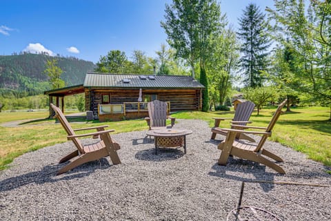 Arlington Vacation Rental | 2BR | 1BA | Steps Required | 1,050 Sq Ft