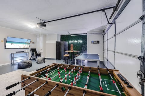 Unleash your imagination in this vibrant playroom! 🌟 With this futsal table and table tennis, the possibilities for creative adventures are endless! Please note: the garage is not air-conditioned.