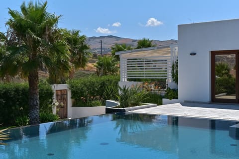Activities, Amenities, Balcony / Terrace / Patio, Building Exterior, Garden, Main Entrance, Spring, Summer