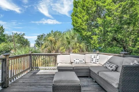 Relax on the couch on the balcony.