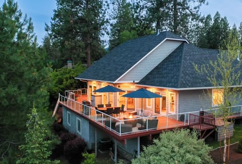 Spacious luxury home on the Spokane River.