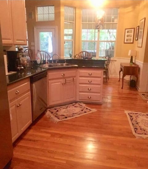 FULLY EQUIPPED KITCHEN w/ Dual Sinks, 4/5 Breakfast Bar & Separate Glass-Table