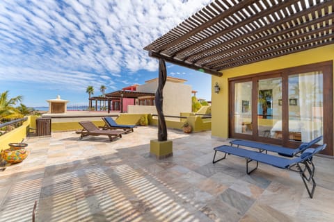 2nd floor patio lounge chairs / Pergola