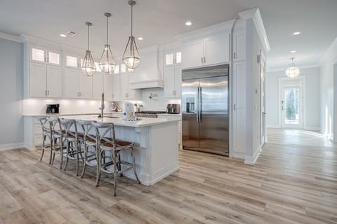 Breakfast Bar with Seating for 5