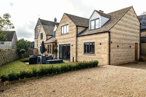 Nursery End House Garden - StayCotswold
