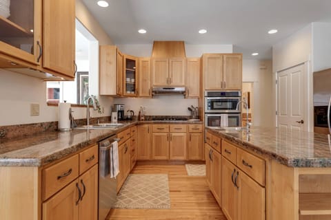Superb kitchen layout with room for prep helpers- double ovens