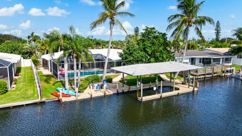 Disneyland - 60 min, SpaceX - 12 min, Cocoa BEACH - 5 minutes. 