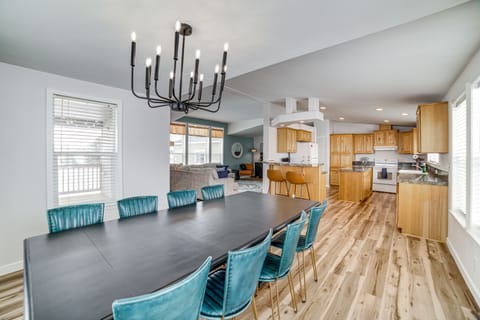 Dining Area | Dishware/Flatware Provided