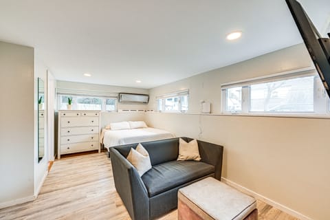 Hempstead Vacation Rental | Studio | 1BA | Stairs Required | 220 Sq Ft