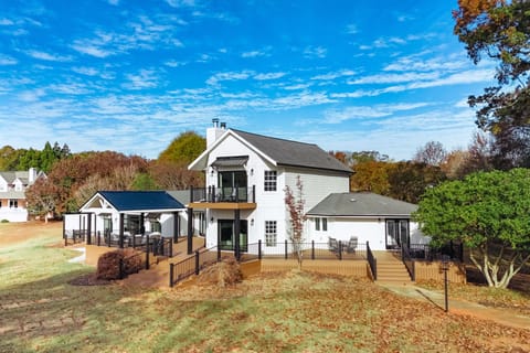 Townville Vacation Rental | 3BR | 3BA | Steps Required | 2,500 Sq Ft