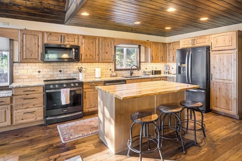 Kitchen | Cooking Basics | Drip & Keurig Coffee Makers | Main Level