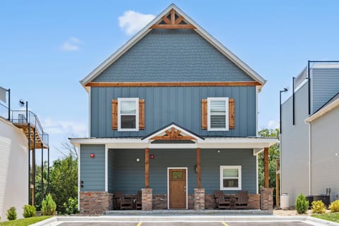 Lodge Exterior- Easy parking and Easy Entrance