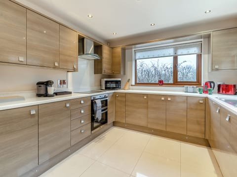 Kitchen | Wernddu Fechan Bungalow - Wernddu Properties, Neath