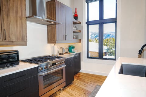 Kitchen w/ Gas Stove