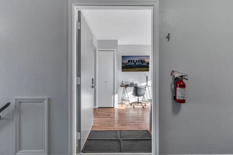 Welcome to Fenton Flats Suite 4 - Parisian Place located on the second floor.