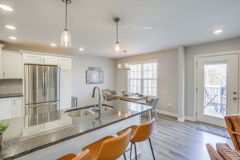 Kitchen | Trash Bags/Paper Towels | Dishware/Flatware Provided