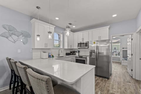 Enjoy breakfast bar seating for 4!