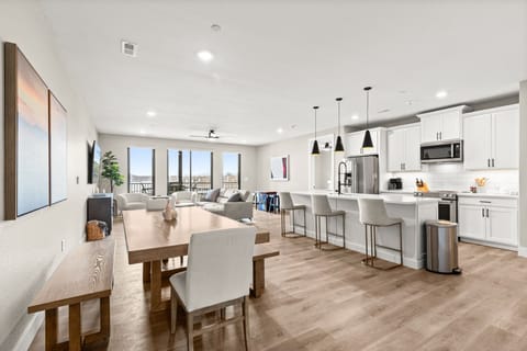 Dining area & kitchen