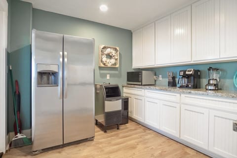 One TipSea Time Mezzanine Kitchenette: Geat for entertaining.