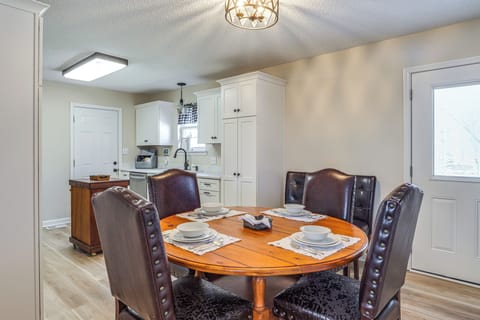 Dining Area | Dishware/Flatware Provided | 1st Floor
