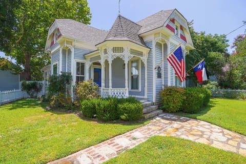 Granbury Vacation Rental | 3BR | 2BA | 1,800 Sq Ft | 4 Steps to Access