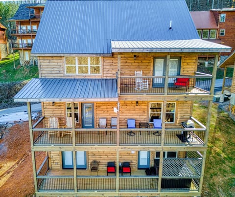Pigeon Forge Cabin "Sining in the Smokies" - Arial view of decks